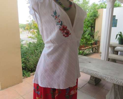 Sleeveless white 100%cotton embossed empire top.Crossover bust.Floral print decoration.42