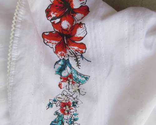 Sleeveless white 100%cotton embossed empire top.Crossover bust.Floral print decoration.42