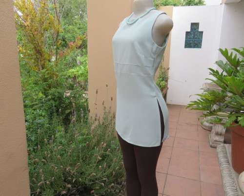Elegant long tailored seafoam green top by FOSHINI size 32/8.Long zip at back.Crepe polyester.As new