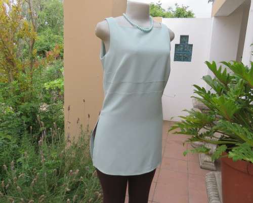 Elegant long tailored seafoam green top by FOSHINI size 32/8.Long zip at back.Crepe polyester.As new