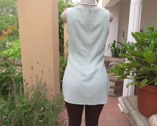 Elegant long tailored seafoam green top by FOSHINI size 32/8.Long zip at back.Crepe polyester.As new