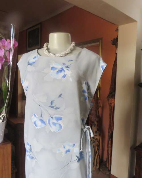 Cool light blue floral shift dress in poly/viscose.Slip over, sleeveless,round neckline. Size 37/13.