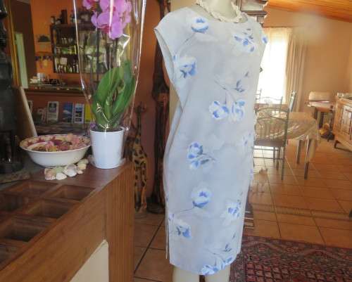 Cool light blue floral shift dress in poly/viscose.Slip over, sleeveless,round neckline. Size 37/13.