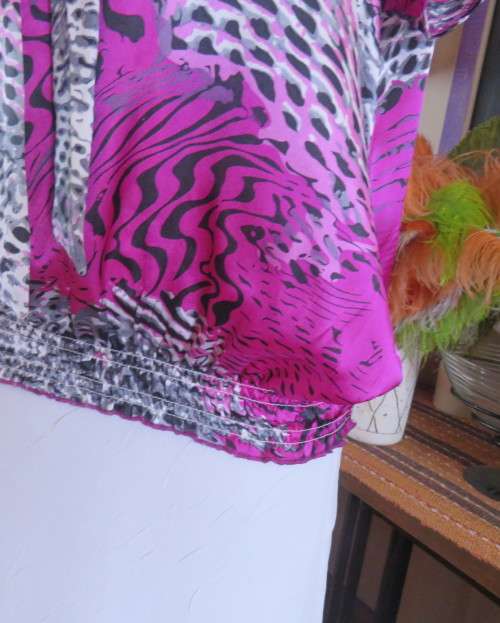 Silky polyester capped blouson V neck tie collar size 42/18 top in animal print.As new