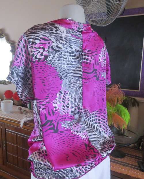 Silky polyester capped blouson V neck tie collar size 42/18 top in animal print.As new