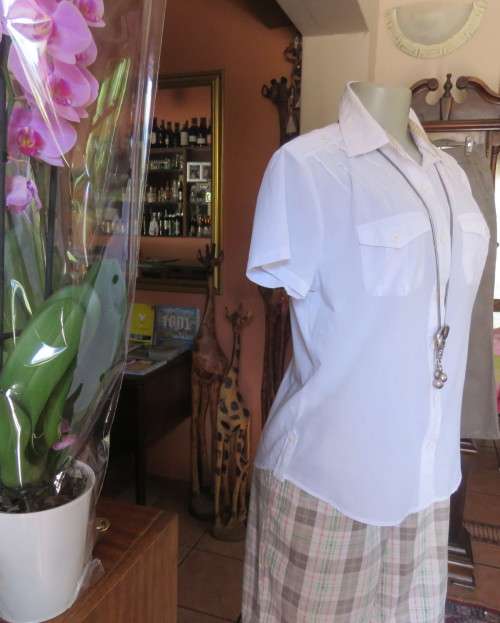 Modern white casual short sleeve button down shirt with collar size 36/12 by RED.100% cotton.New con