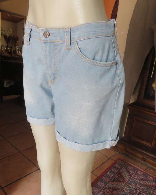 Sexy light blue denim shorts in polycotton by BE YOURSELF size 38/14. Pockets back/front.Back yoke.