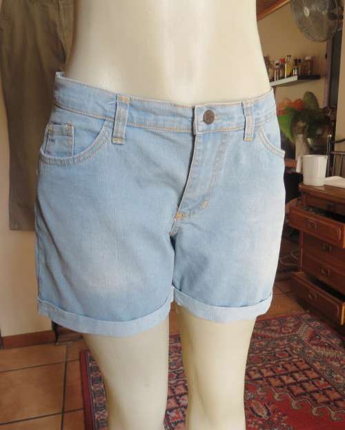 Sexy light blue denim shorts in polycotton by BE YOURSELF size 38/14. Pockets back/front.Back yoke.