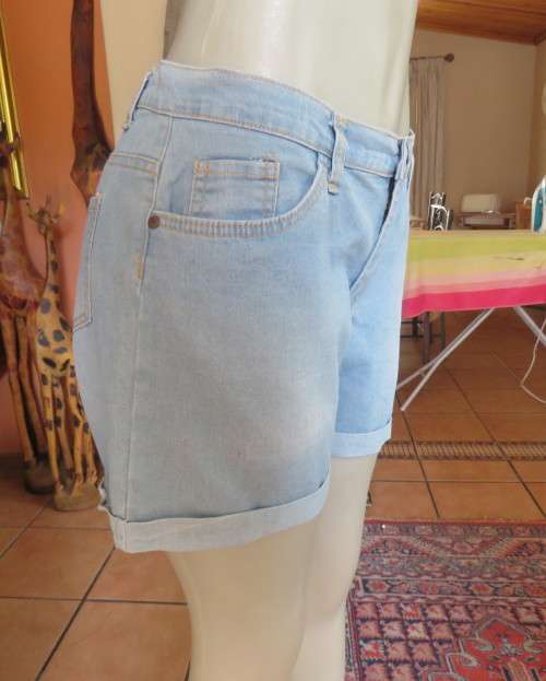 Sexy light blue denim shorts in polycotton by BE YOURSELF size 38/14. Pockets back/front.Back yoke.