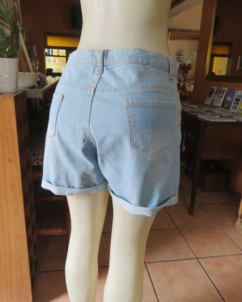 Sexy light blue denim shorts in polycotton by BE YOURSELF size 38/14. Pockets back/front.Back yoke.