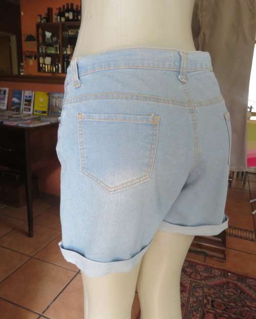 Sexy light blue denim shorts in polycotton by BE YOURSELF size 38/14. Pockets back/front.Back yoke.