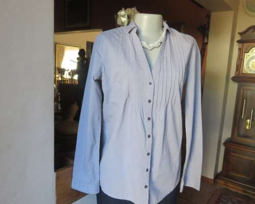 Chic silvergrey button down V neck top with narrow collar. Tucked bust fronts.By URBAN SURFACE 36