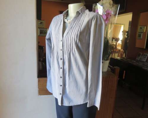 Chic silvergrey button down V neck top with narrow collar. Tucked bust fronts.By URBAN SURFACE 36