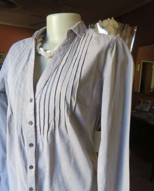 Chic silvergrey button down V neck top with narrow collar. Tucked bust fronts.By URBAN SURFACE 36