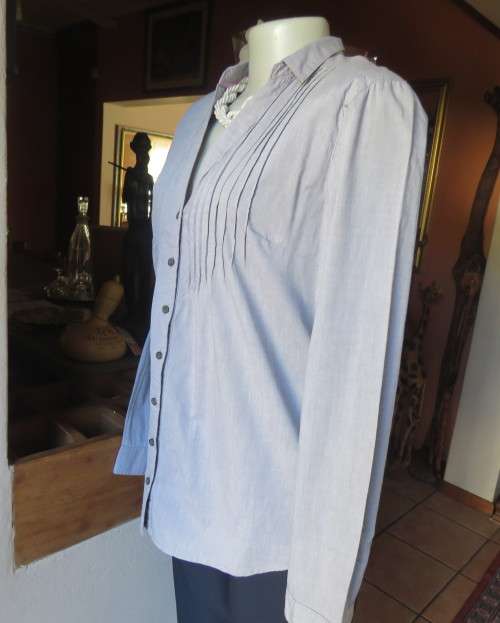 Chic silvergrey button down V neck top with narrow collar. Tucked bust fronts.By URBAN SURFACE 36