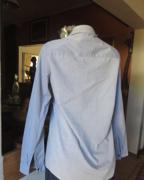 Chic silvergrey button down V neck top with narrow collar. Tucked bust fronts.By URBAN SURFACE 36