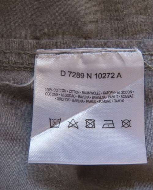 Chic silvergrey button down V neck top with narrow collar. Tucked bust fronts.By URBAN SURFACE 36