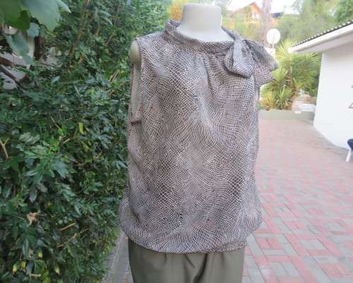 Chic brown/white animal print sleeveless slip over polyester top. Wide banded collar to tie. Size 38