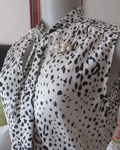 Fabulous slip over silky poly cream/black animal print  top.Size 36 by STUDIO W..Tie collar.