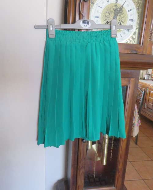 Emerald green permanent pleated polyester skirt for girl 6 to 7 yr old. Waist 52cm Label cut. As new