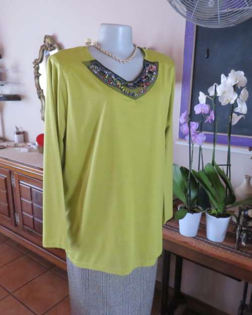 Stunning slip over avo green long sleeve polyester/viscose top size 44/20.Front embellishment.As new