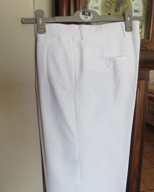 Handsome men`s white trousers by LION KNIGHT size 34 in cotton/terylene and silk.Pleated front.