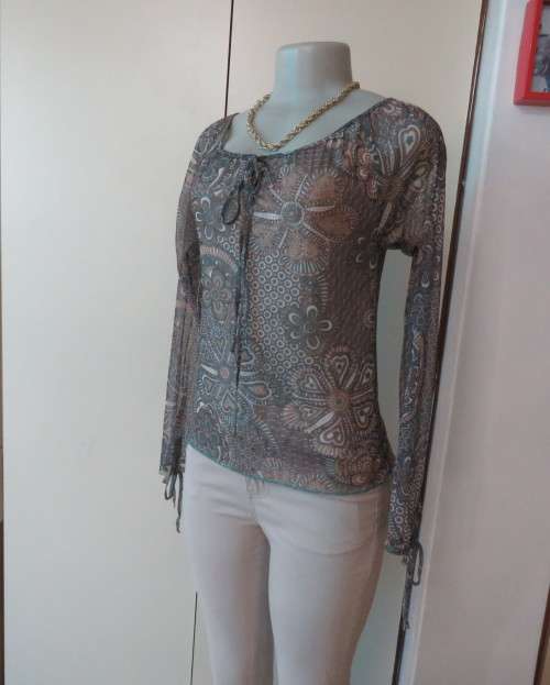 Pretty sheer polyester long sleeve top in jade/cream bo-ho print with scooped neckline.Size 32/8.