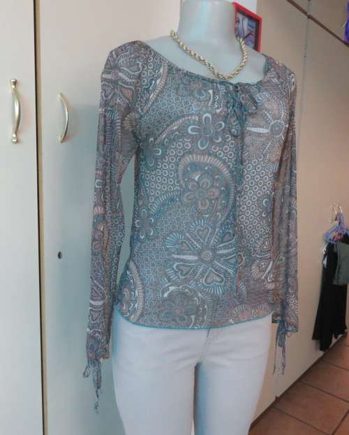 Pretty sheer polyester long sleeve top in jade/cream bo-ho print with scooped neckline.Size 32/8.