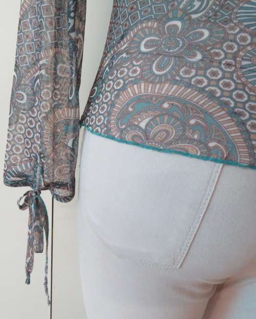 Pretty sheer polyester long sleeve top in jade/cream bo-ho print with scooped neckline.Size 32/8.