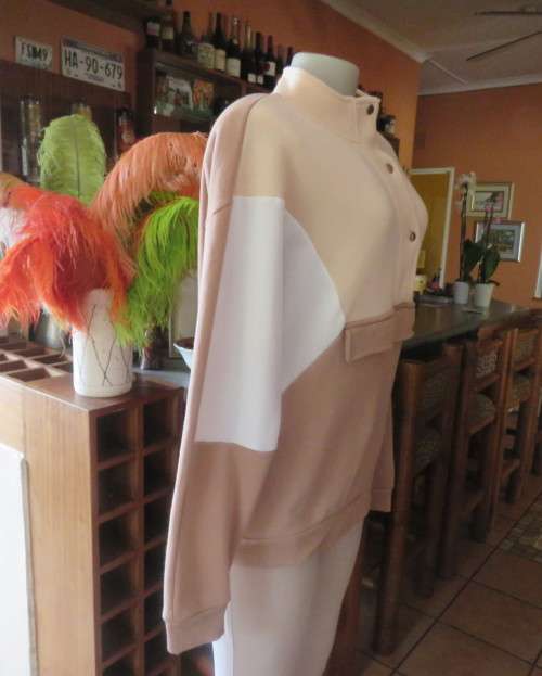 Cosy, warm cream/tan/white colour block long sleeve brushed polyester top.Size 38/14.Dolman sleeves.