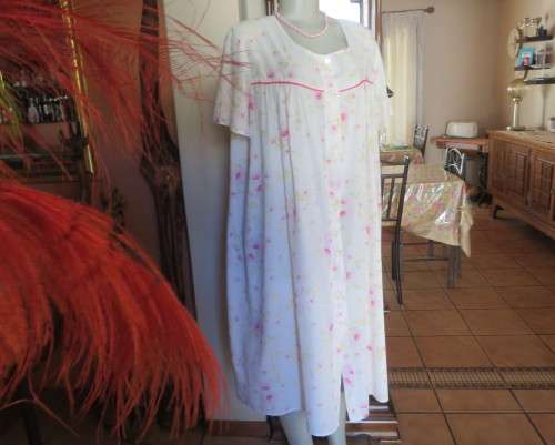 Summer short sleeve polycotton night gown size 44/20.Button down.White/pink/yellow floral.By DREAMER
