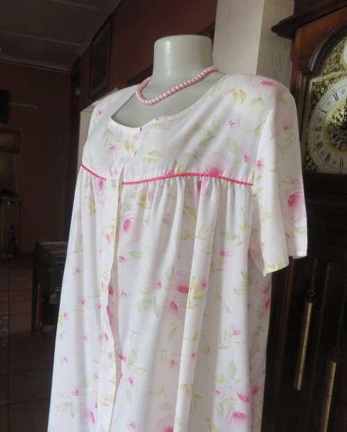 Summer short sleeve polycotton night gown size 44/20.Button down.White/pink/yellow floral.By DREAMER