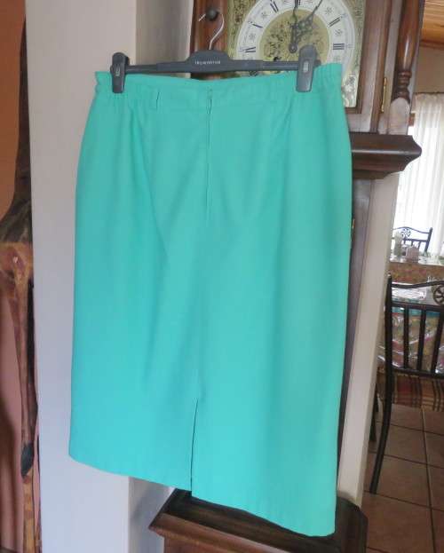 Elegant fully lined seafoam green pencil skirt size 44/20 by KAR ANN. In polyester/viscose blend.