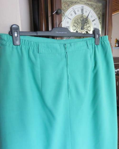 Elegant fully lined seafoam green pencil skirt size 44/20 by KAR ANN. In polyester/viscose blend.