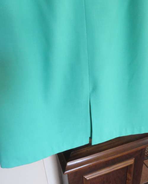 Elegant fully lined seafoam green pencil skirt size 44/20 by KAR ANN. In polyester/viscose blend.