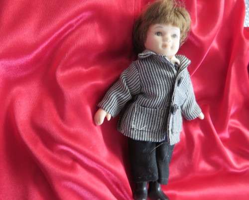 Antique little boy doll in suite with shoes..Movable arms and legs. Length 14cm.