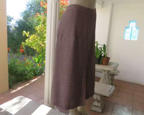 Beautiful structured pink/black mottled skirt with front pleat/side zip. Size 42/18.Good cond.