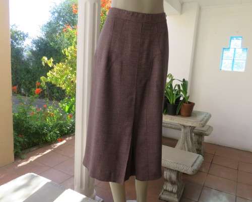 Beautiful structured pink/black mottled skirt with front pleat/side zip. Size 42/18.Good cond.