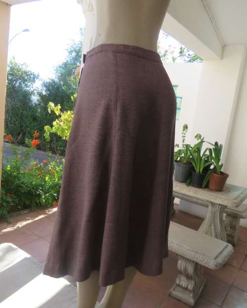 Beautiful structured pink/black mottled skirt with front pleat/side zip. Size 42/18.Good cond.