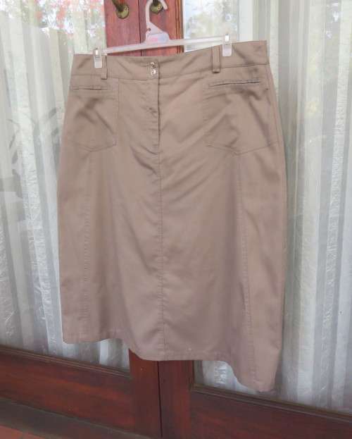 Casual khaki colour paneled skirt with 2 front pockets. Front seam with zip. By IMAGE size 42/18.