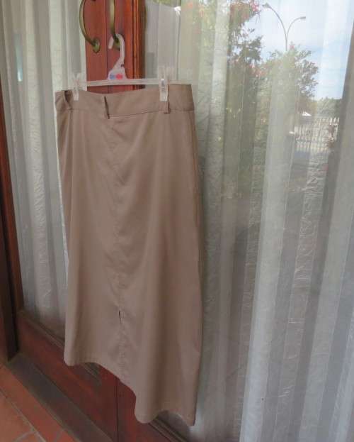 Casual khaki colour paneled skirt with 2 front pockets. Front seam with zip. By IMAGE size 42/18.