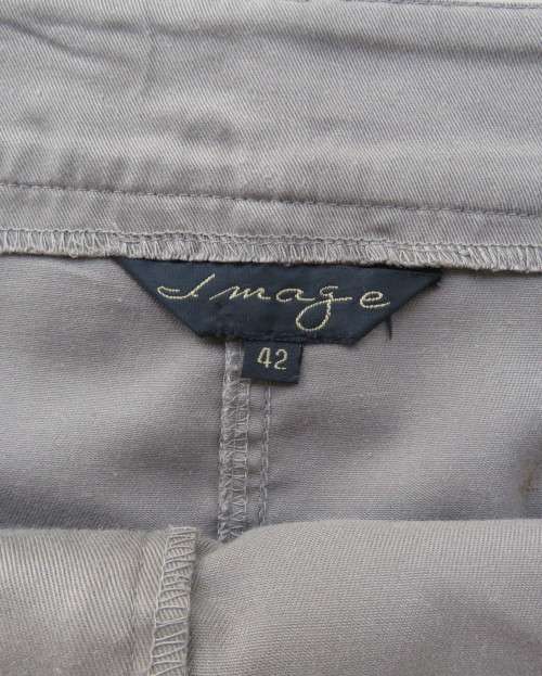 Casual khaki colour paneled skirt with 2 front pockets. Front seam with zip. By IMAGE size 42/18.