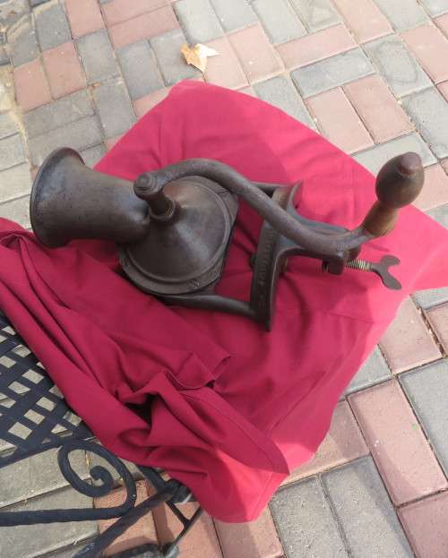 Antique cast iron no 3 LOVELOCK London coffee grinder in very good condition. Enamel inside.Complete