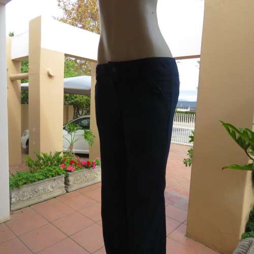 Sexy navy polycotton bootlegged hipster style pants size 36/12. Front cargo pockets. Dummies back.