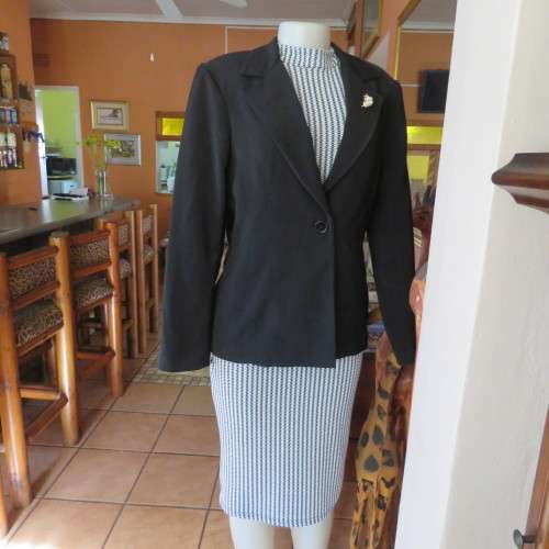 High class black OASIS long sleeve lined jacket. Stitching detail.One button closure.Size 36.As new.