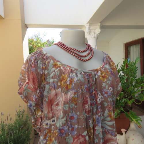 Lovely floral blouson slip over top in creased polyester. By DONNA CLAIRE size 50/26. New cond.