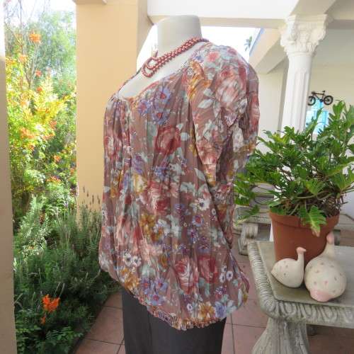 Lovely floral blouson slip over top in creased polyester. By DONNA CLAIRE size 50/26. New cond.
