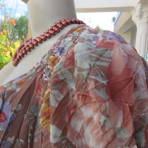 Lovely floral blouson slip over top in creased polyester. By DONNA CLAIRE size 50/26. New cond.