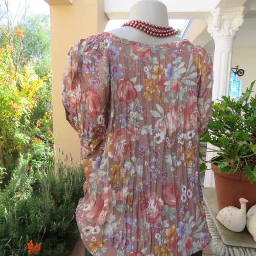 Lovely floral blouson slip over top in creased polyester. By DONNA CLAIRE size 50/26. New cond.