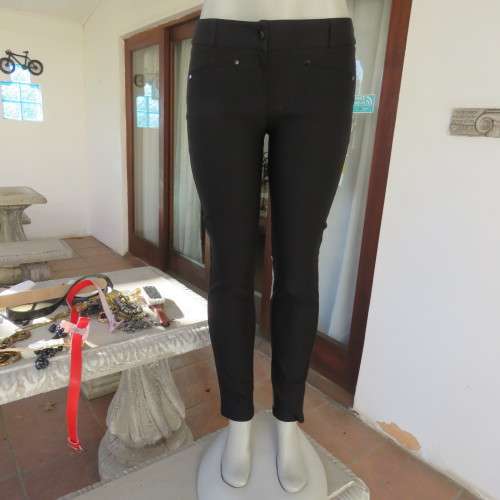 Perfect fit black rayon/nylon stretch skinny pants from OASIS size 34/10. Two front dummies. New